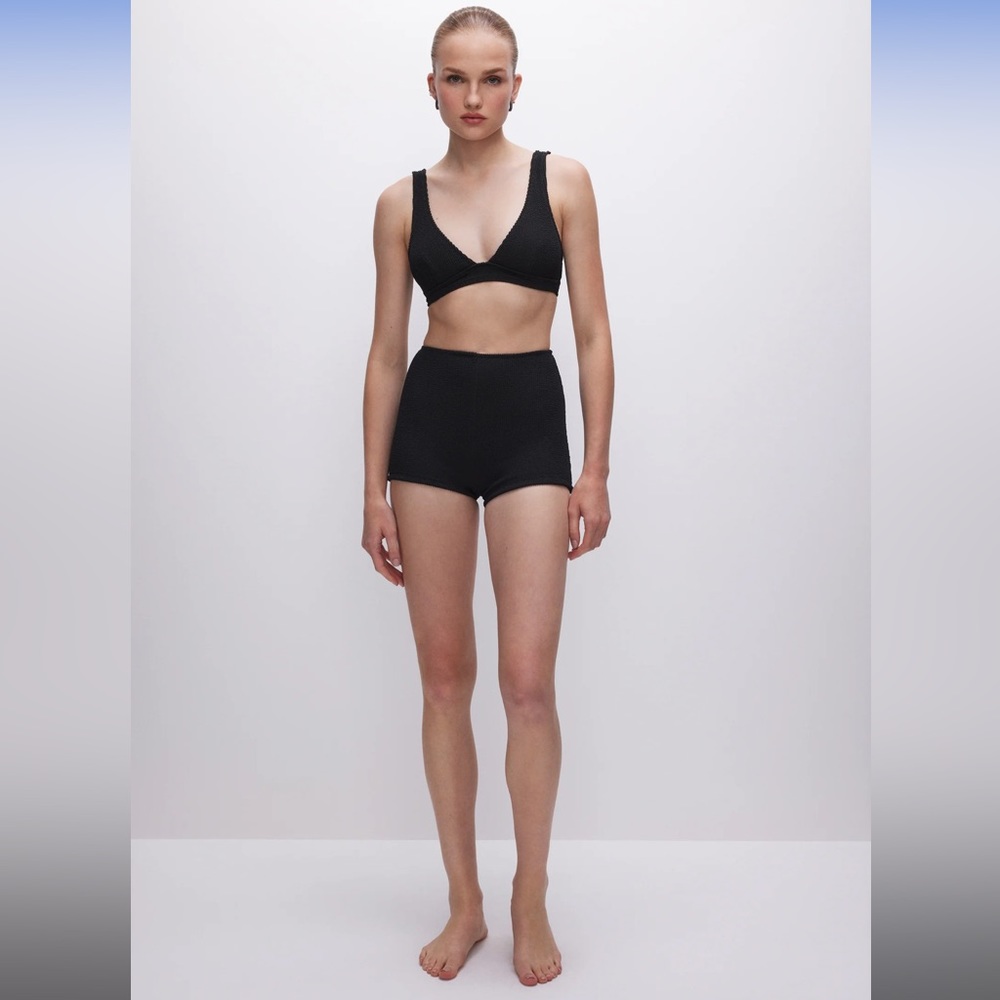 Good American always fits swim set